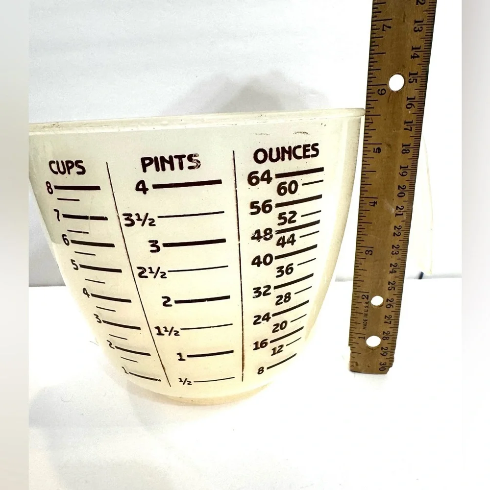 VTG 8 Cup Plastic Measuring Cup Pour Spout